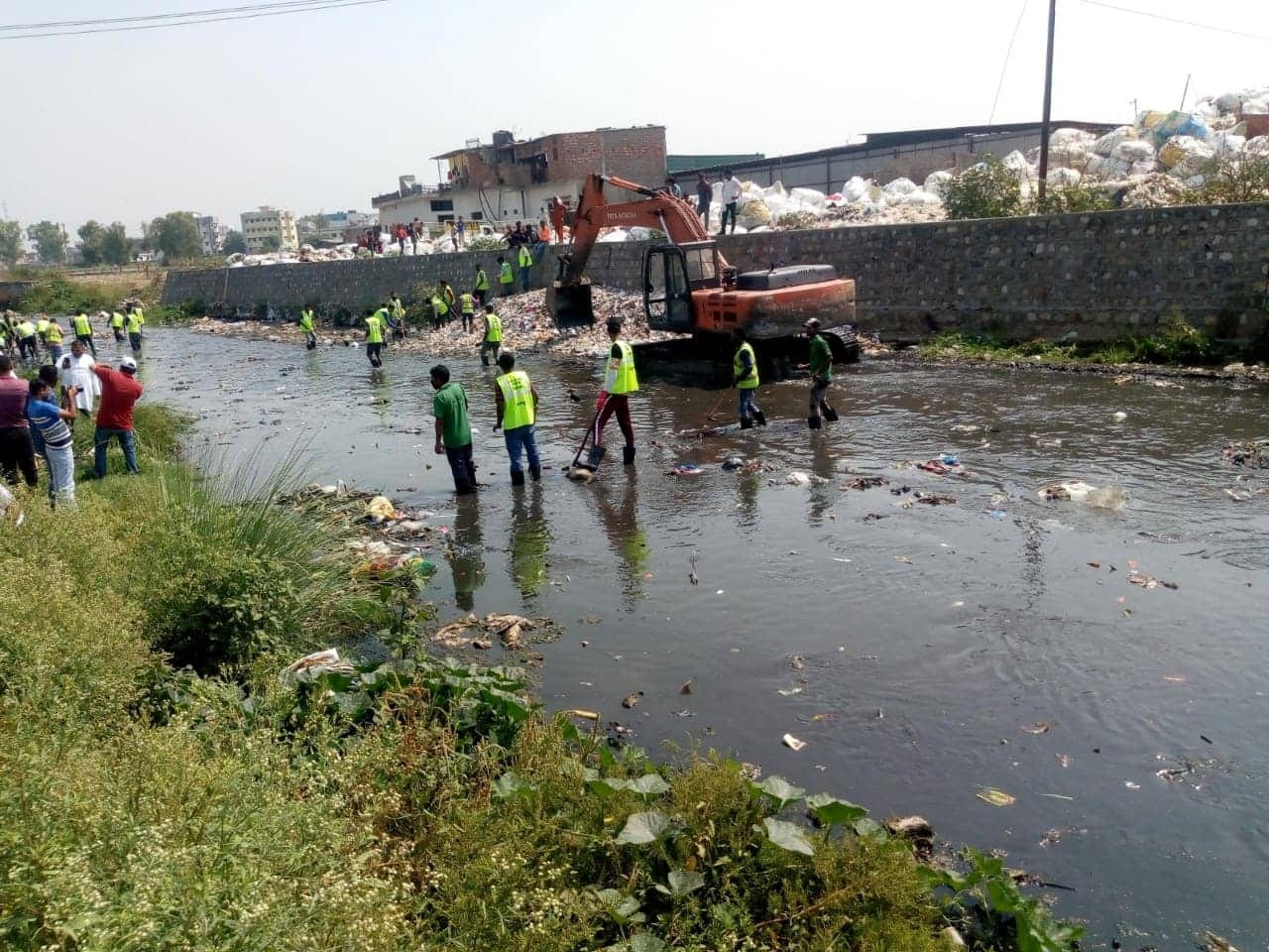 World Environment day 2019 uttarakhand cm trivendra singh rawat cleaning with spade