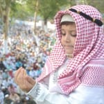 बकरीद की नमाज अदा करता बच्चा