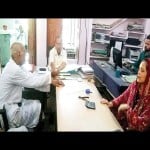 सहकारी ग्राम विकास बैंक लिमिटेड के बांदा कार्यालय में बैंक कर्मियों से आरजू-मिन्नत करते किसान।