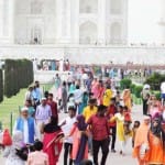ईद के बाद ताजमहल पर आए सैलानी