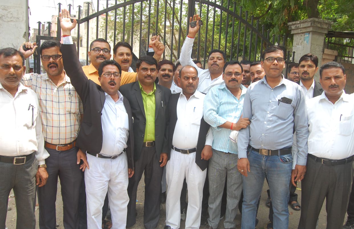 वकीलों ने तहसील गेट पर जड़ा ताला