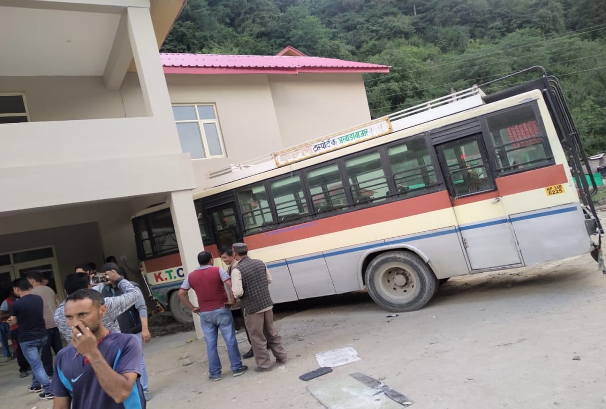 after collided with van bus entered in the house premises in kullu