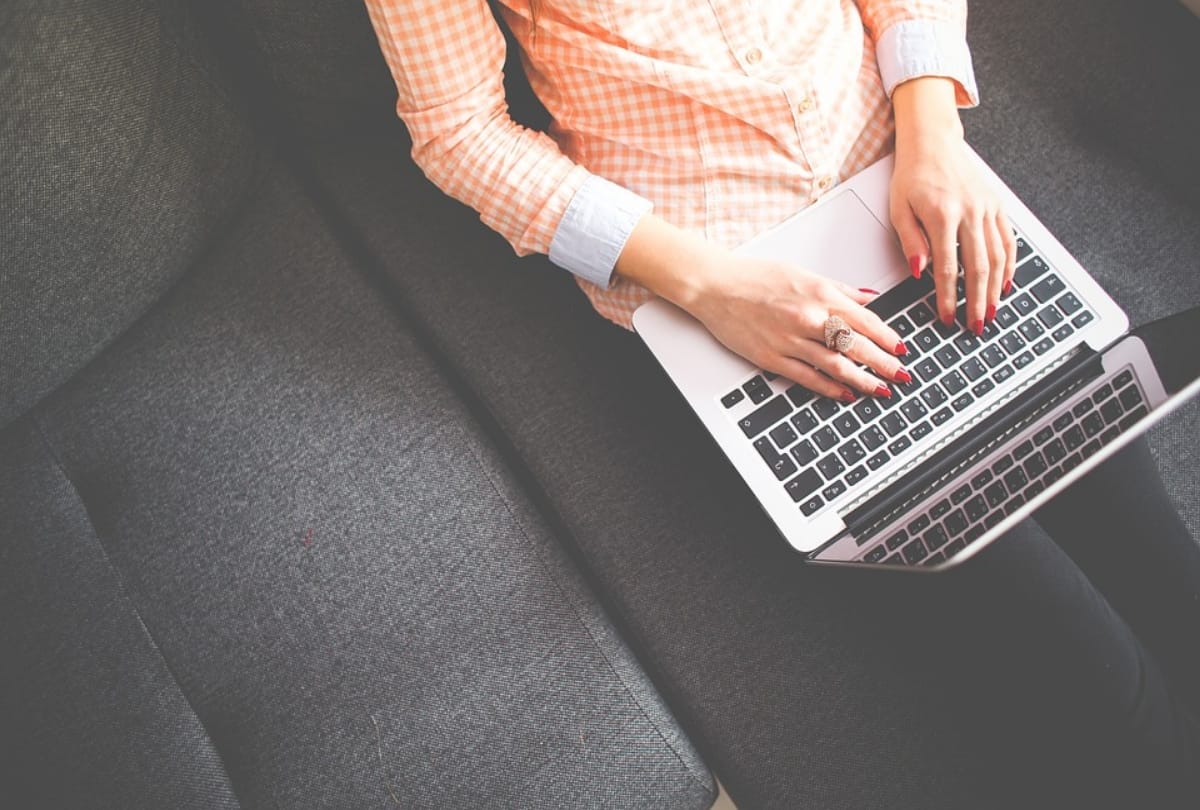 working women suffering from carpal tunnel syndrome symptoms treatment