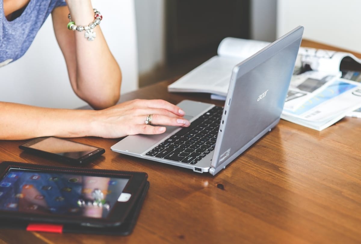 working women suffering from carpal tunnel syndrome symptoms treatment