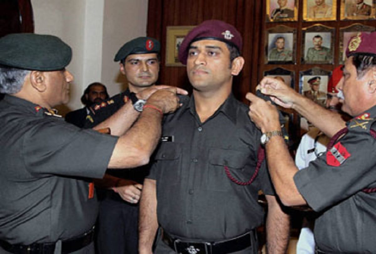 Mahendra Singh Dhoni gets the approval of Army training with the regiment