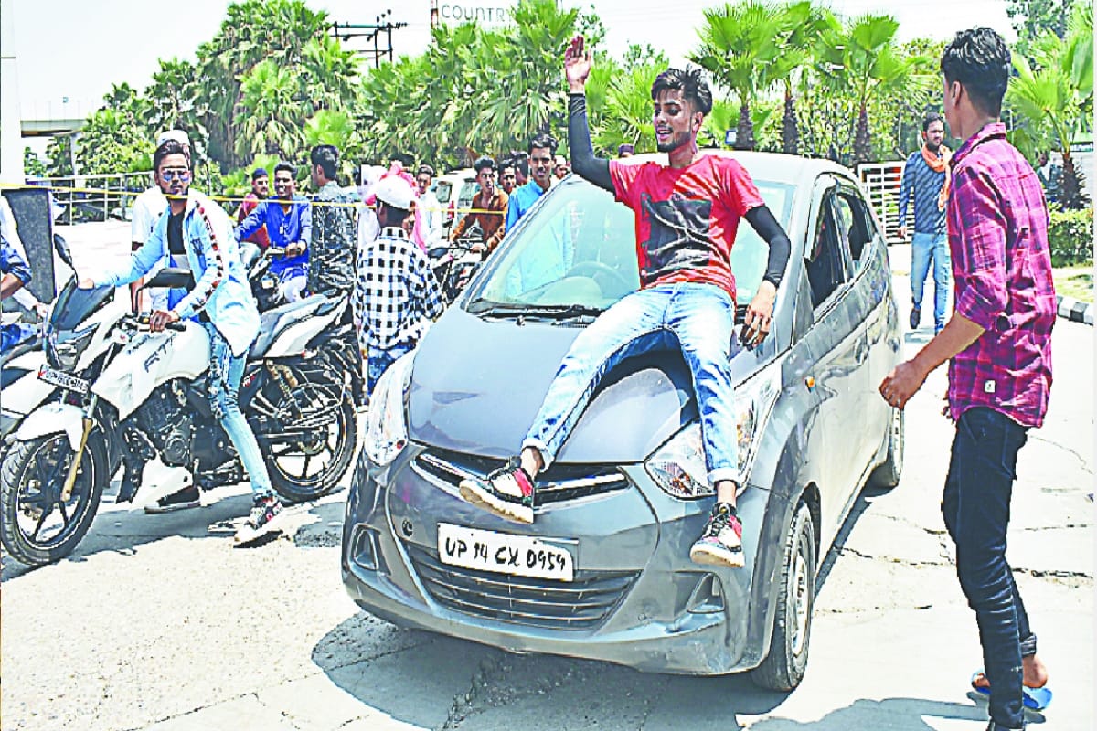 Fierce stunts on Eid, police was missing from the roads in Meerut