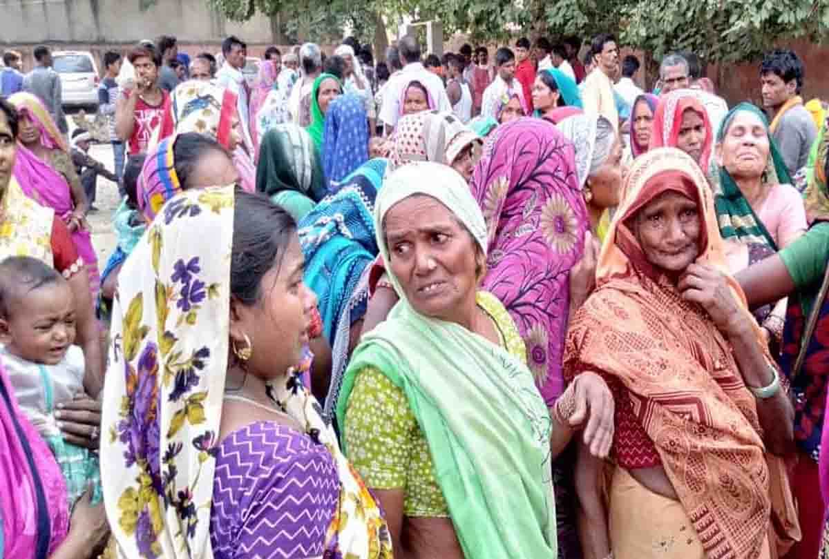 six people died in hardoi road accident