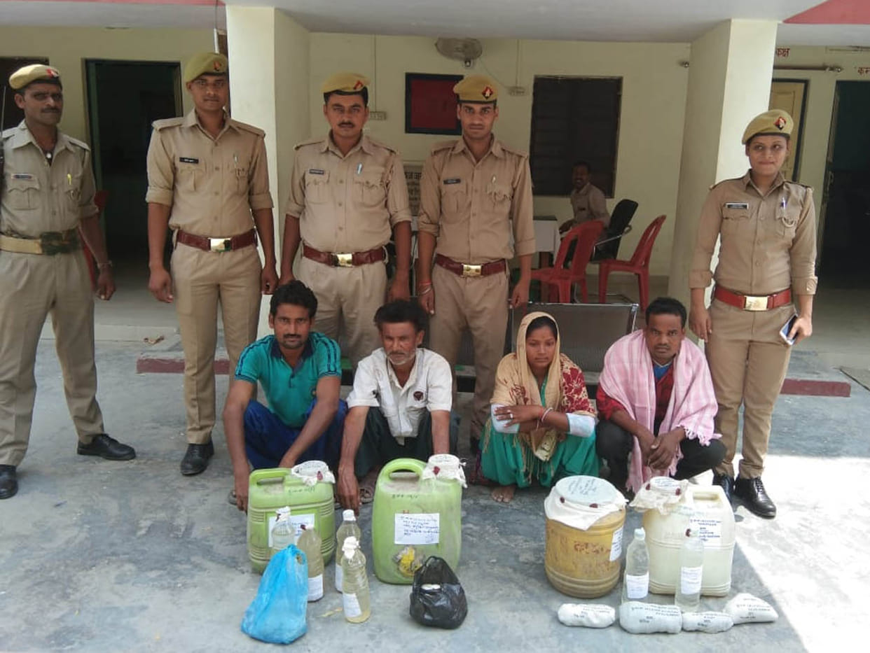 कच्ची शराब के ठिकानों पर पुलिस ने मारा छापा