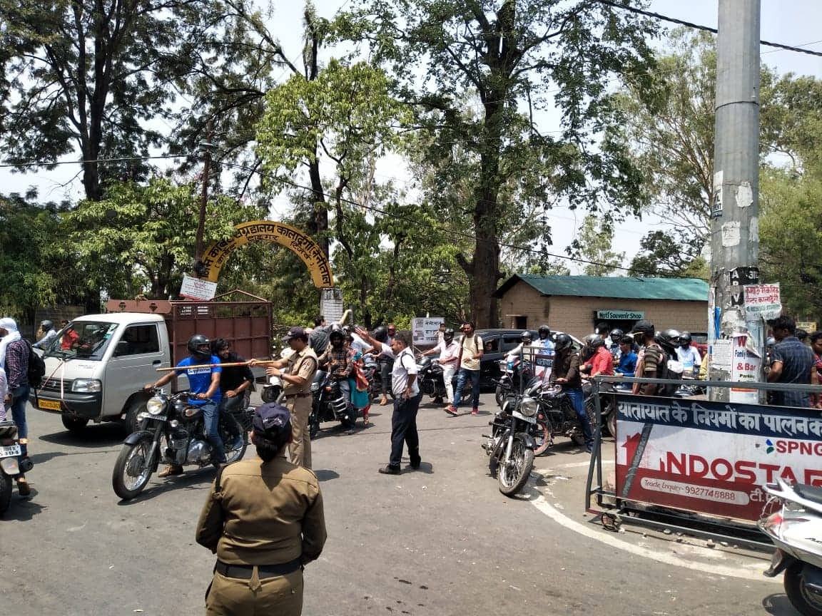 heavy rush in nainital tourist stuck in long traffic jam