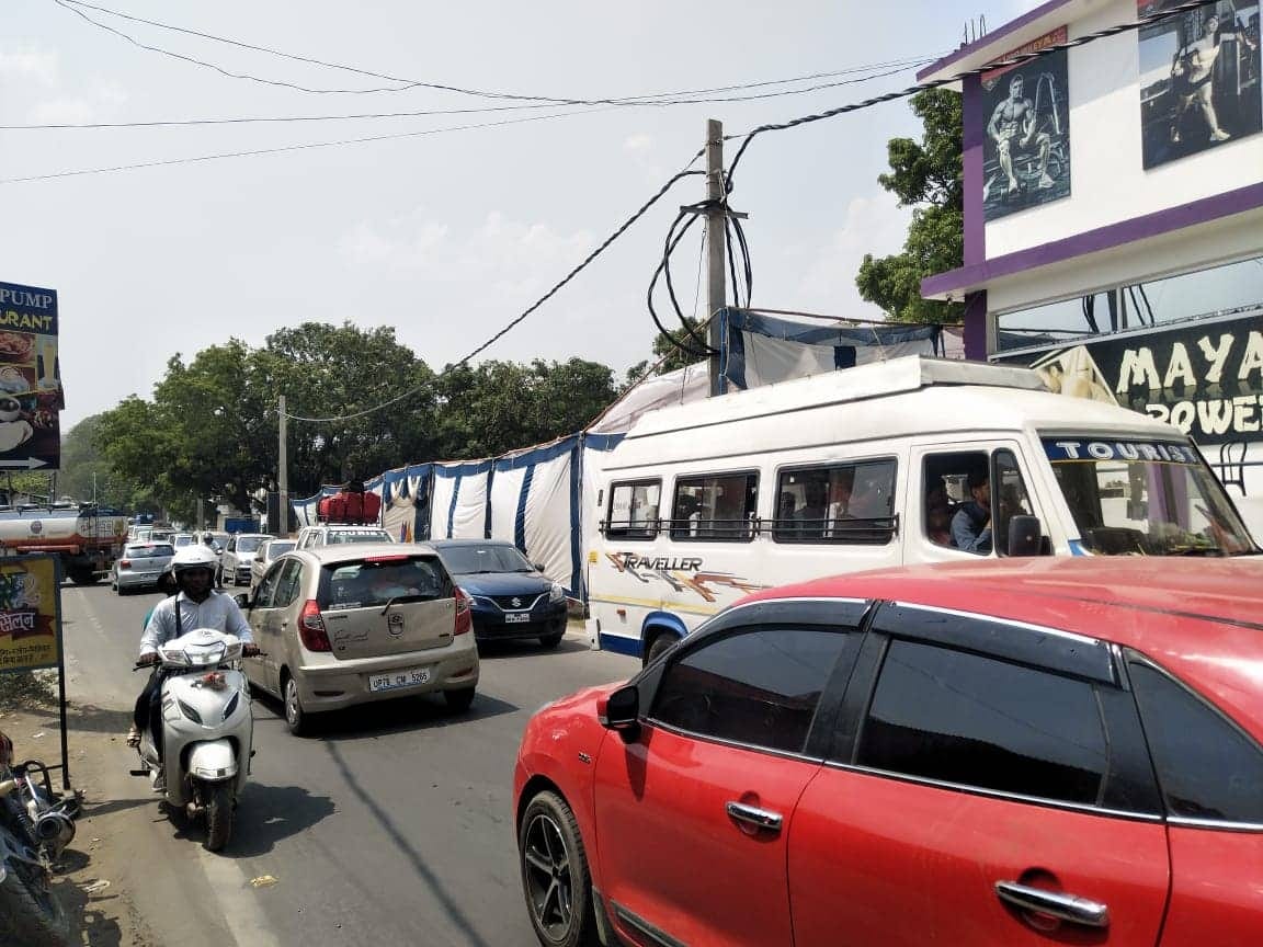 heavy rush in nainital tourist stuck in long traffic jam