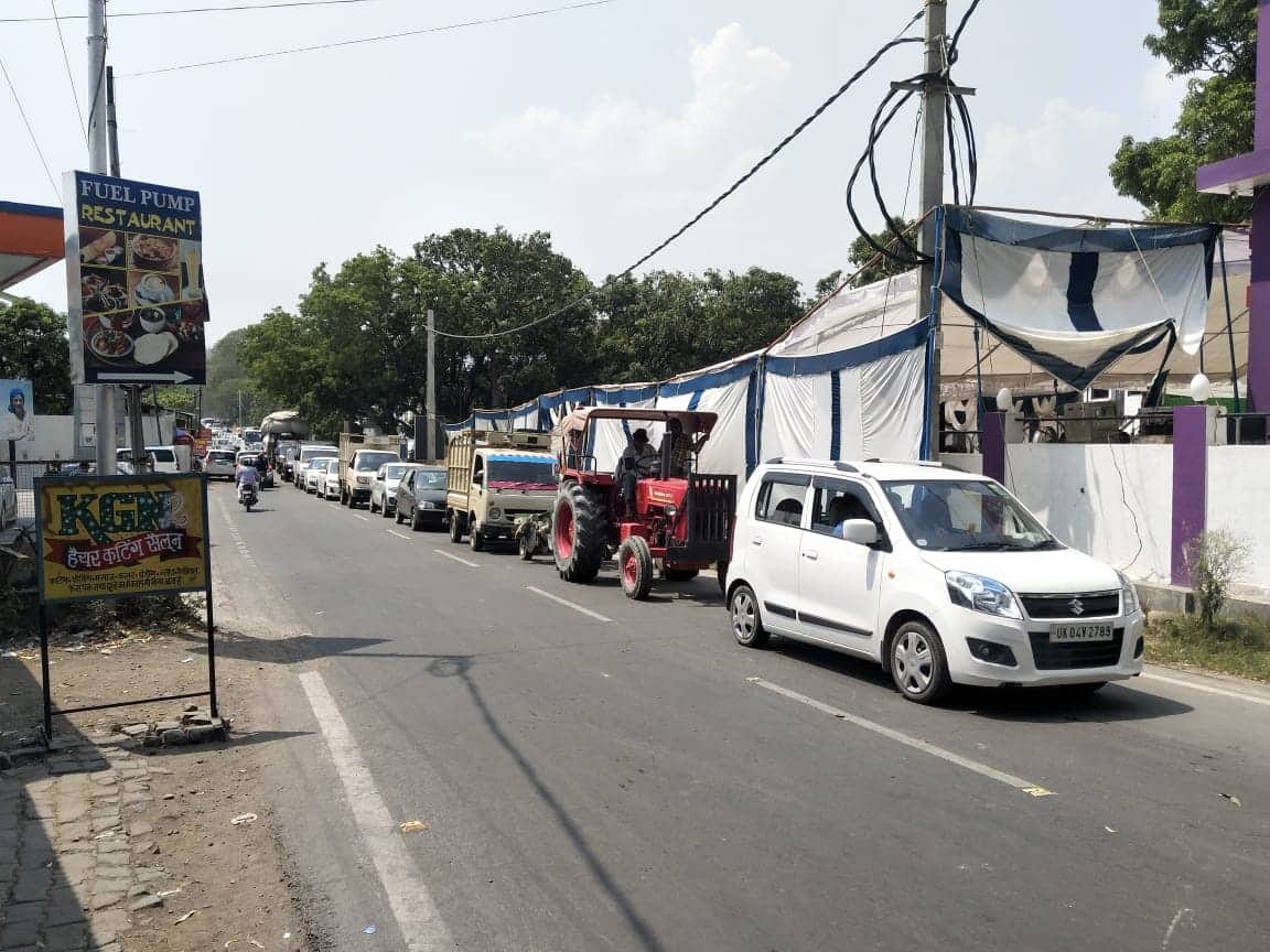 heavy rush in nainital tourist stuck in long traffic jam