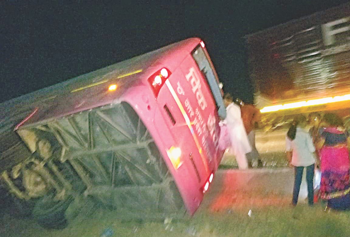तिलहर के पास पलटी पिंक बस, कई यात्री घायल