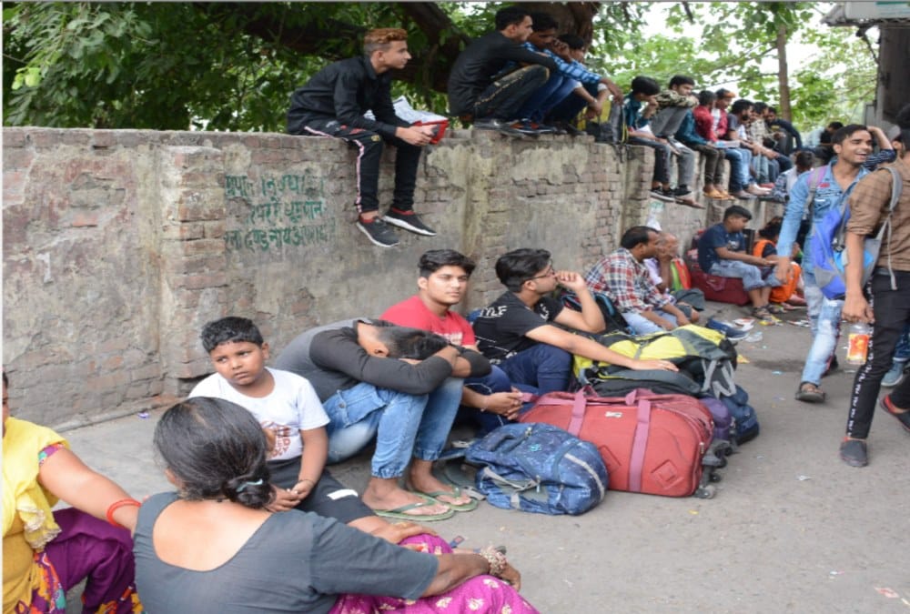 Tourist Buses Full and waiting for Ticket to go Mussoorie in Summers 2019
