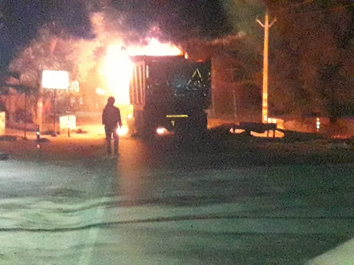 youth died in dumper accident people burning vehicle in mirzapur