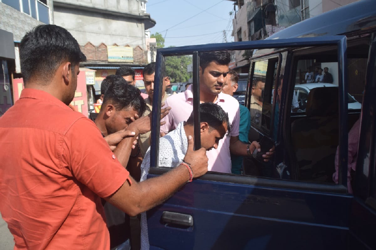 Red Light Area: Police raid in hotel at Meerut and five women was found
