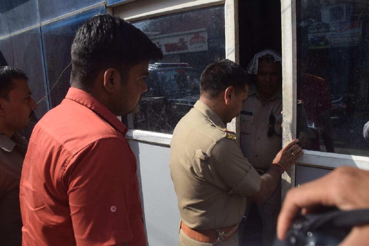 Red Light Area: Police raid in hotel at Meerut and five women was found