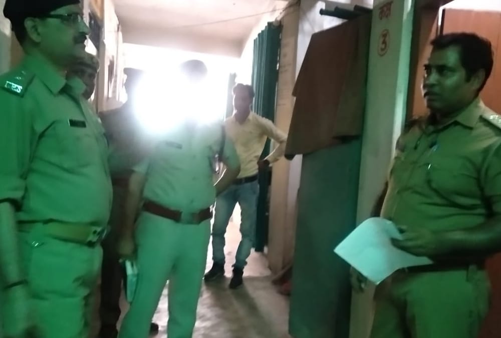 A man shoots his wife in a hospital in Ambedkarnagar.