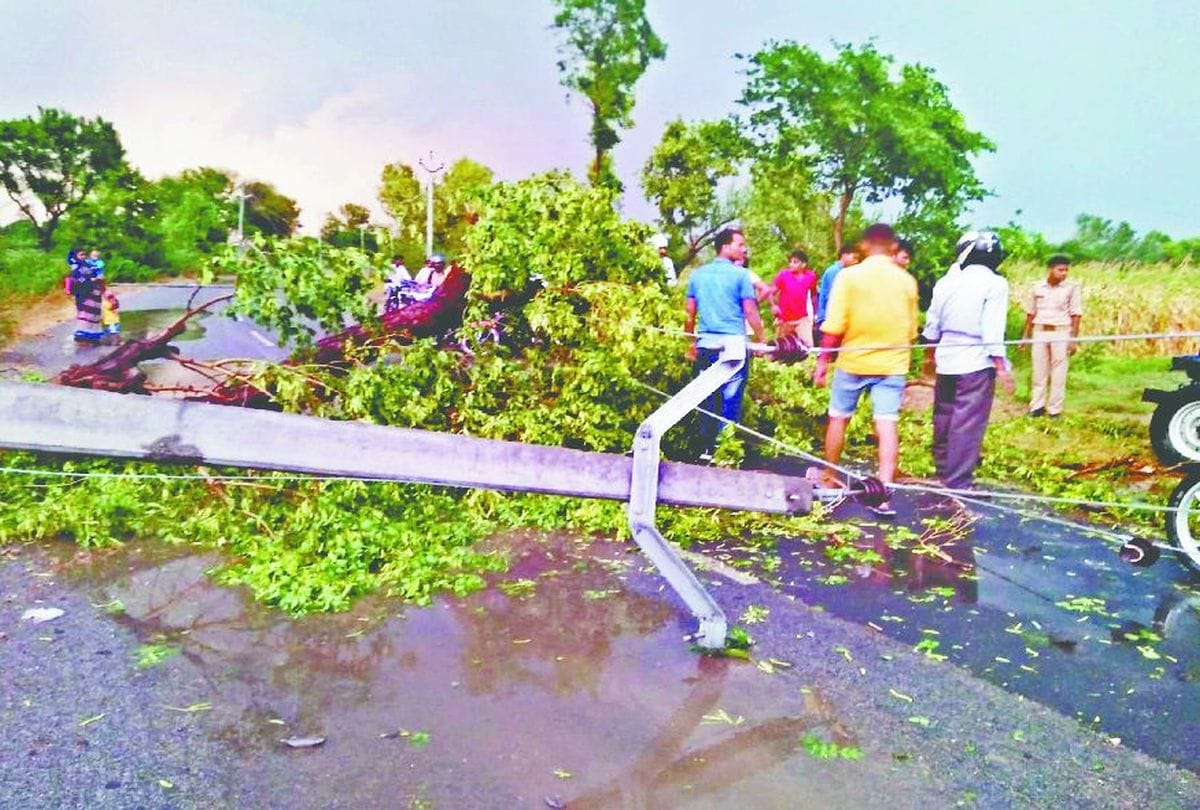 Six died in Mainpuri from Thunderstorm latest news in hindi