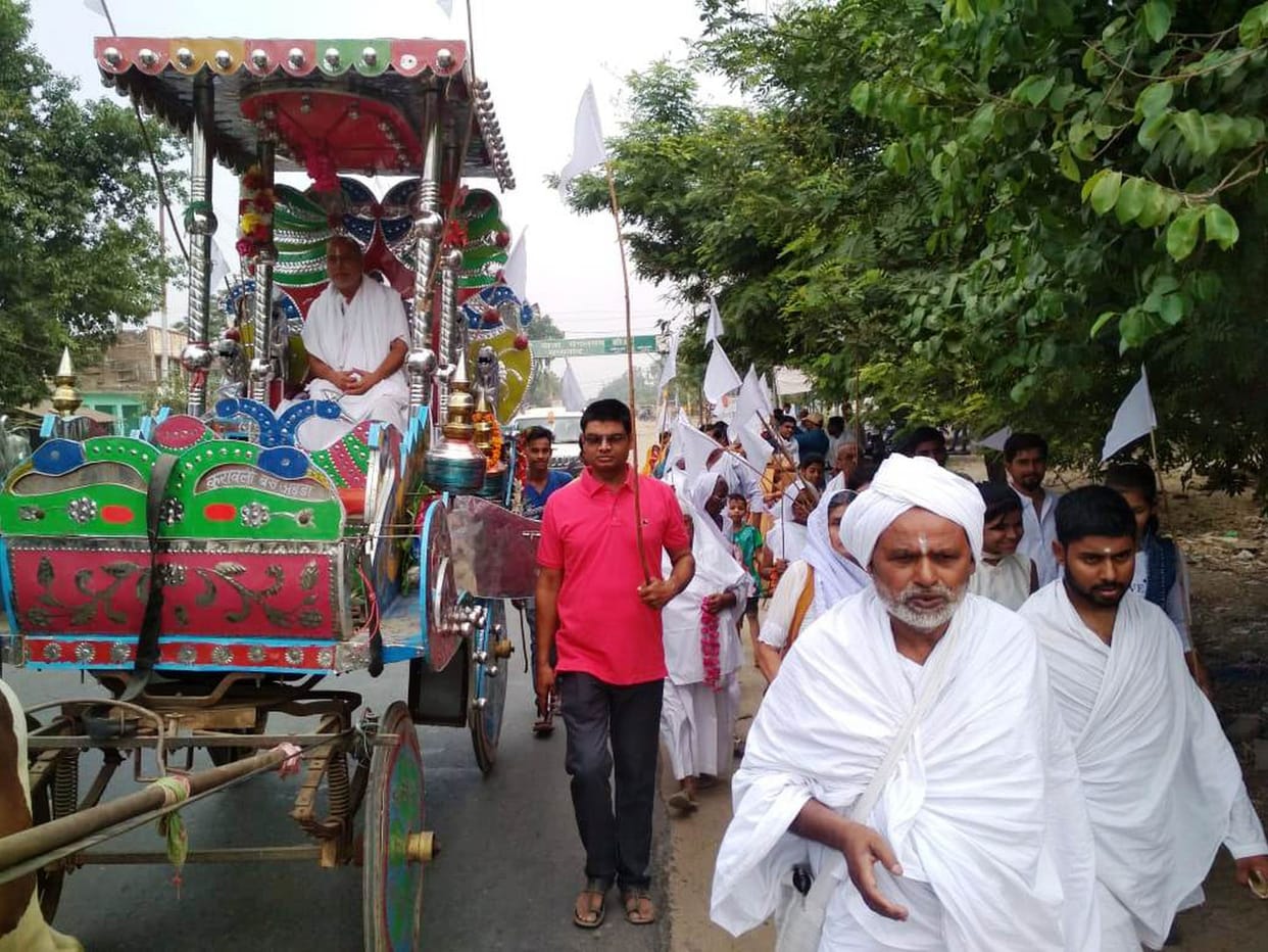 संतों की शोभायात्रा पर बरसाए श्रद्धा के फूल