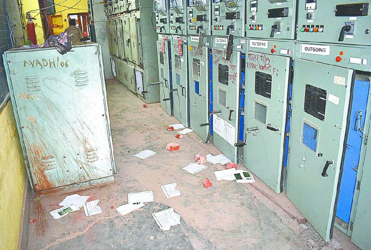 stone throwing and Feeder Engineer Lineman beat by villagers due to power cut in bichwan