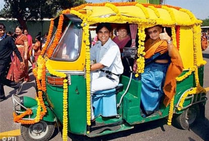 delhi first woman driver sunita robbed in ghaziabad method of loot will shock you