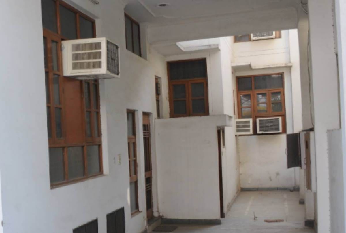 theft in house of high court judge in lucknow