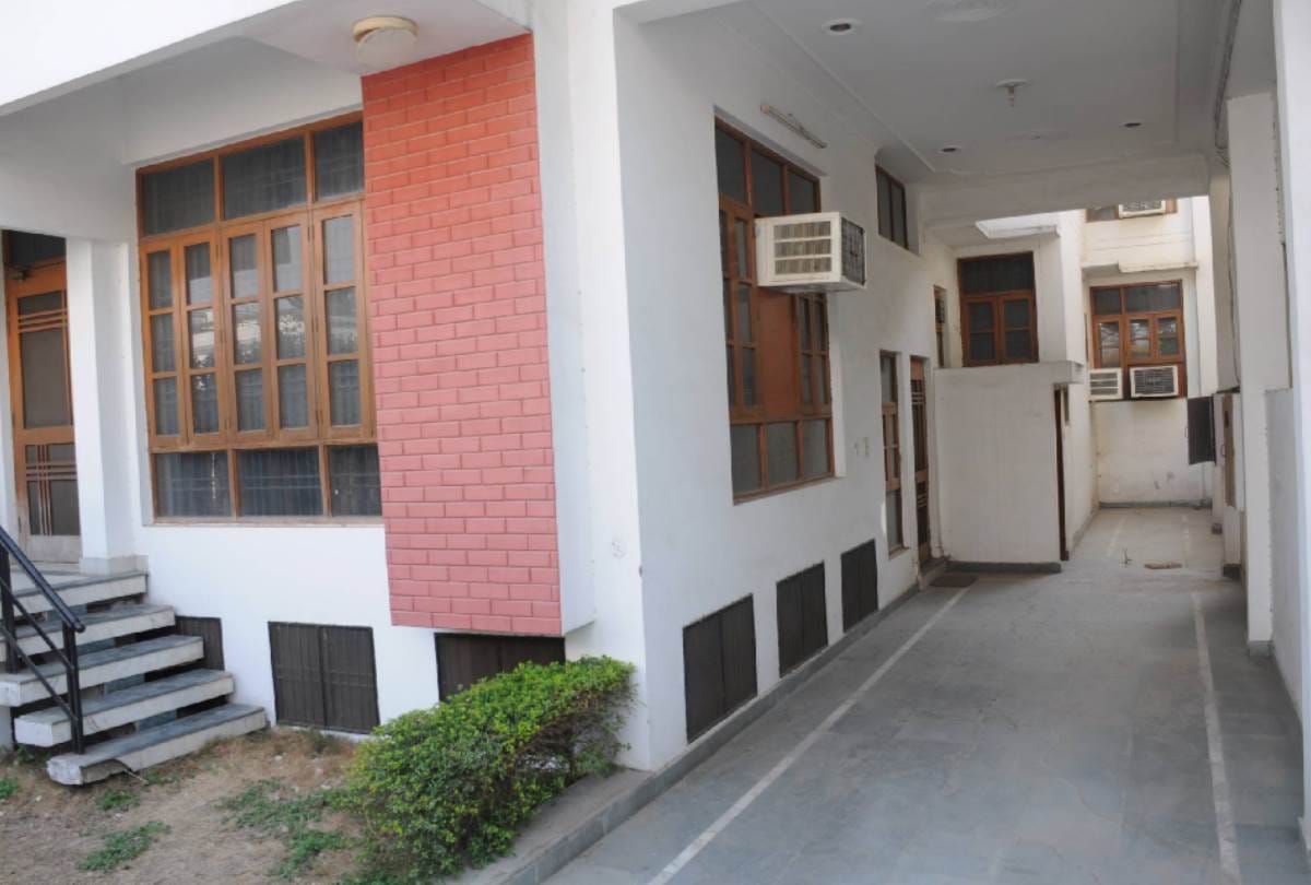 theft in house of high court judge in lucknow