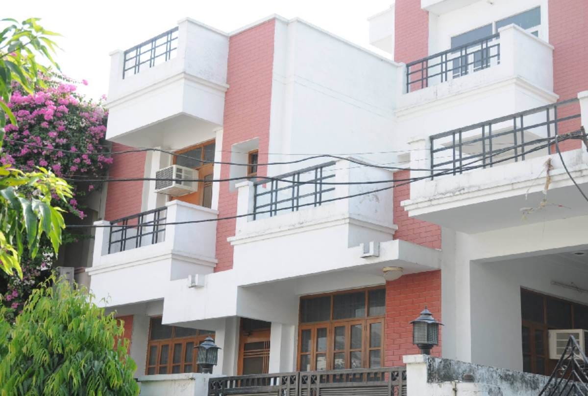theft in house of high court judge in lucknow