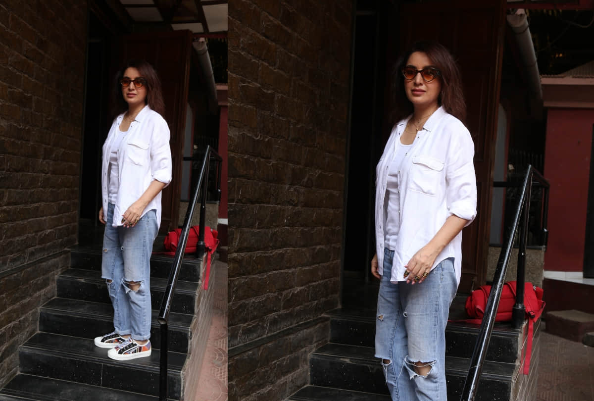 Kim sharma tisca chopra taapsee pannu rajnikanth spotted at mumbai