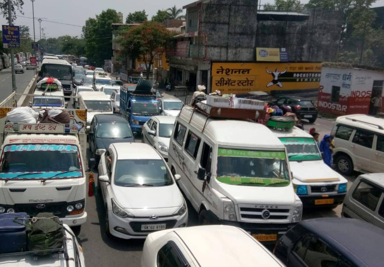 heavy rush in nainital tourist stuck in long traffic jam