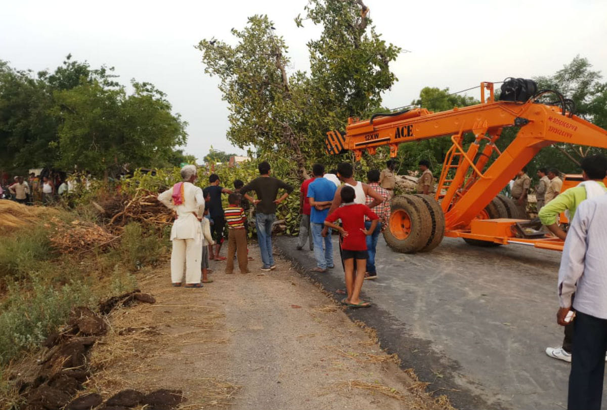 Five Died in Thunderstorm hits etah kasganj latest news in hindi