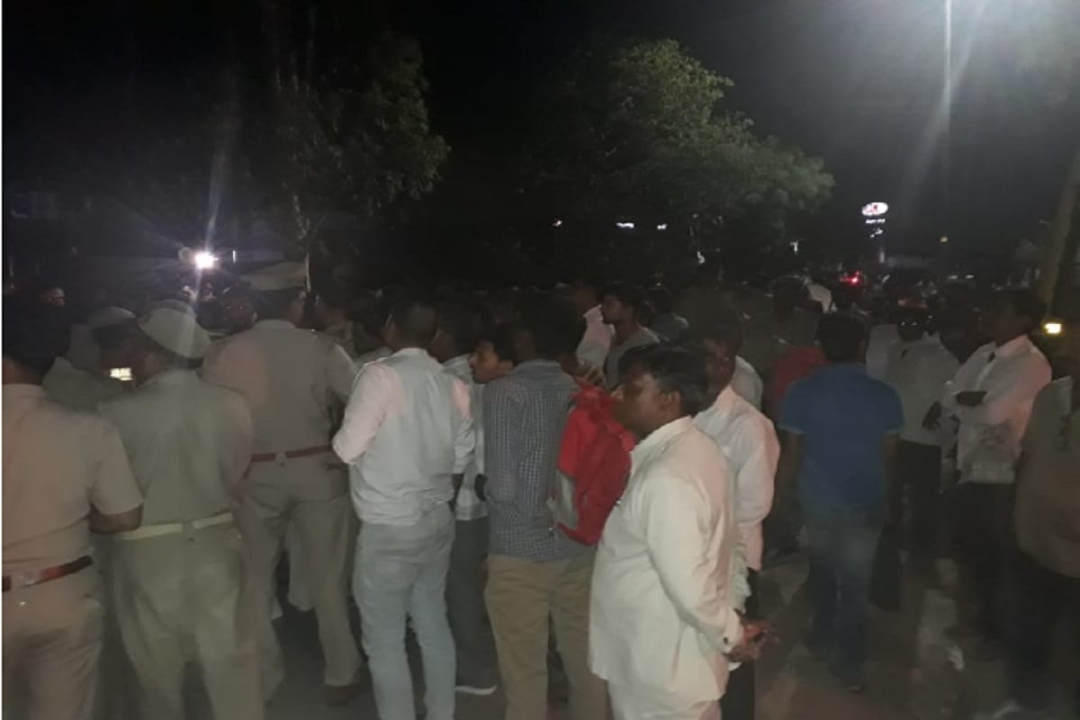 Many peoples ruckus and demolition of vehicles after dead body found in Meerut