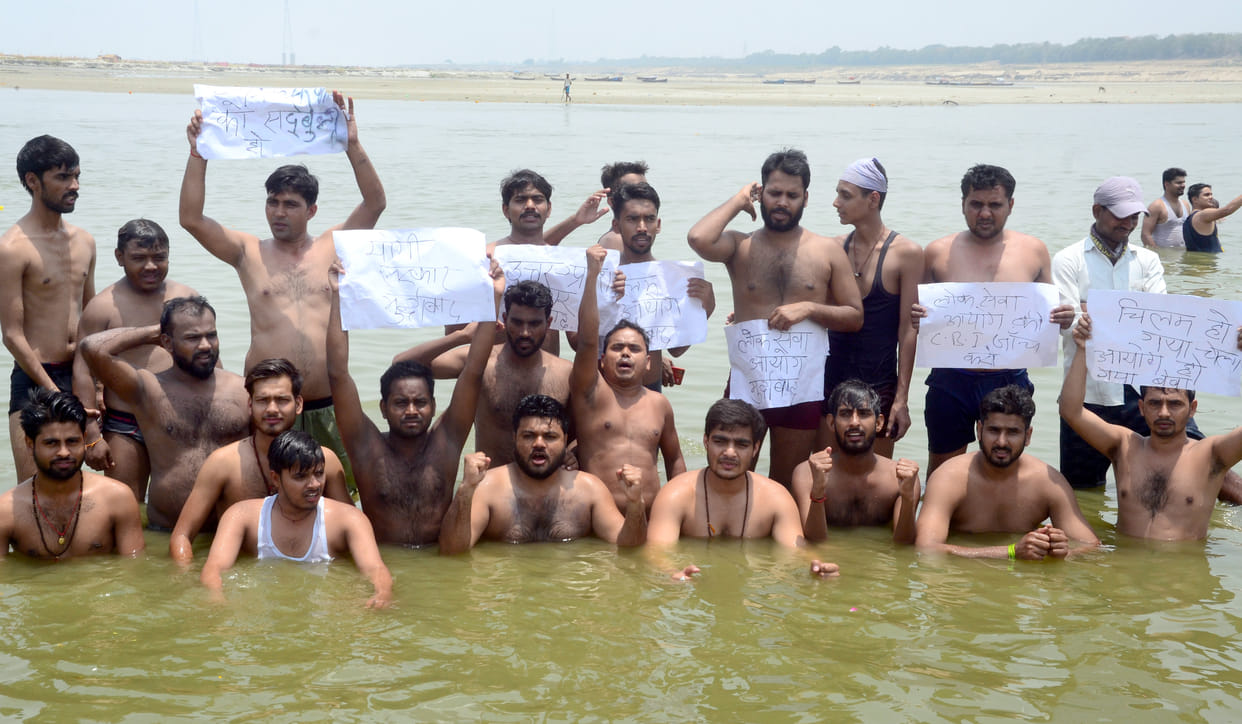 Water satyagraha of students against corruption in UPPSC recruitment