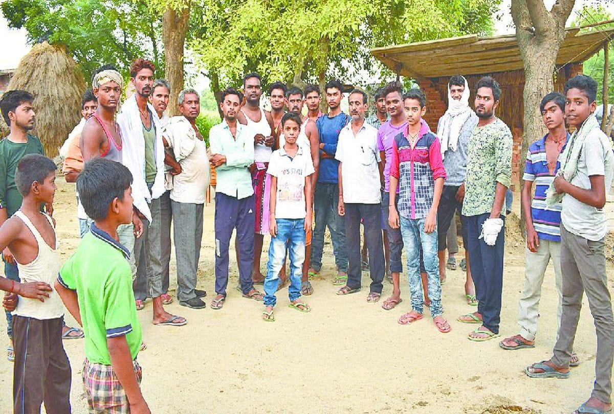 stone throwing and Feeder Engineer Lineman beat by villagers due to power cut in bichwan