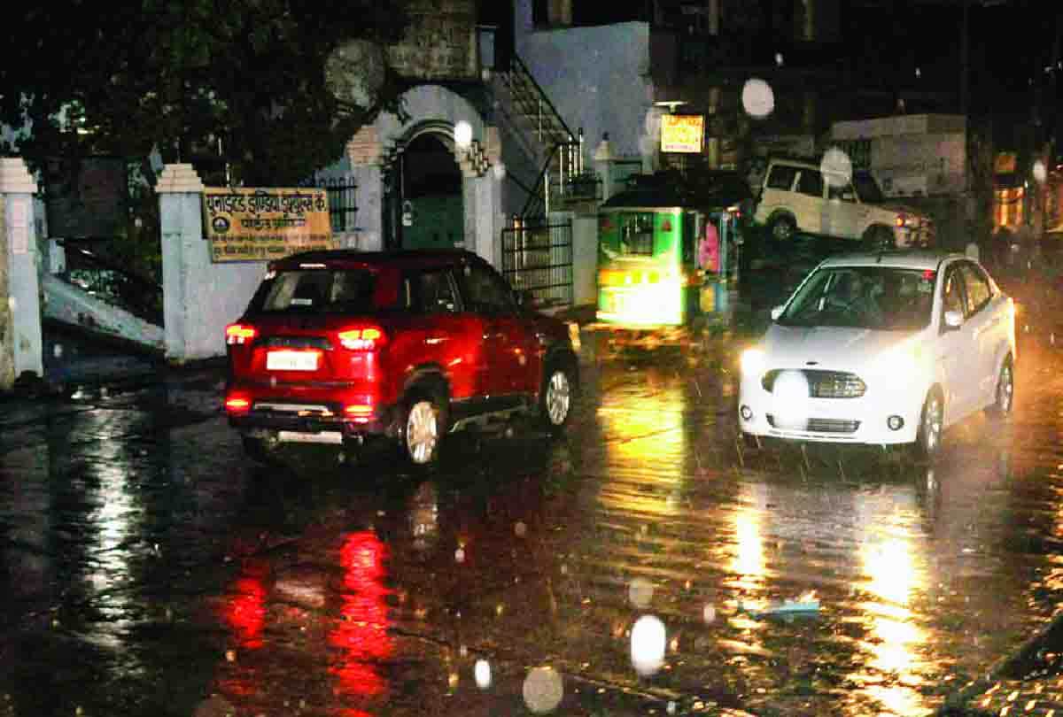 storm and rain in up three people died