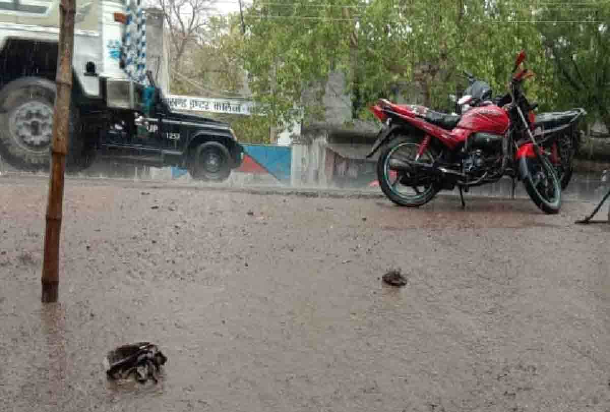 storm and rain in up three people died