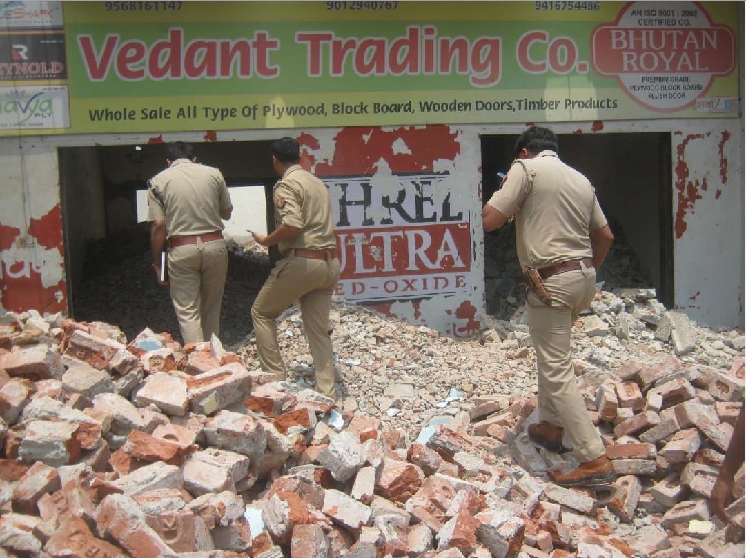 Litter falls in Khatauli, worker dies in submergence