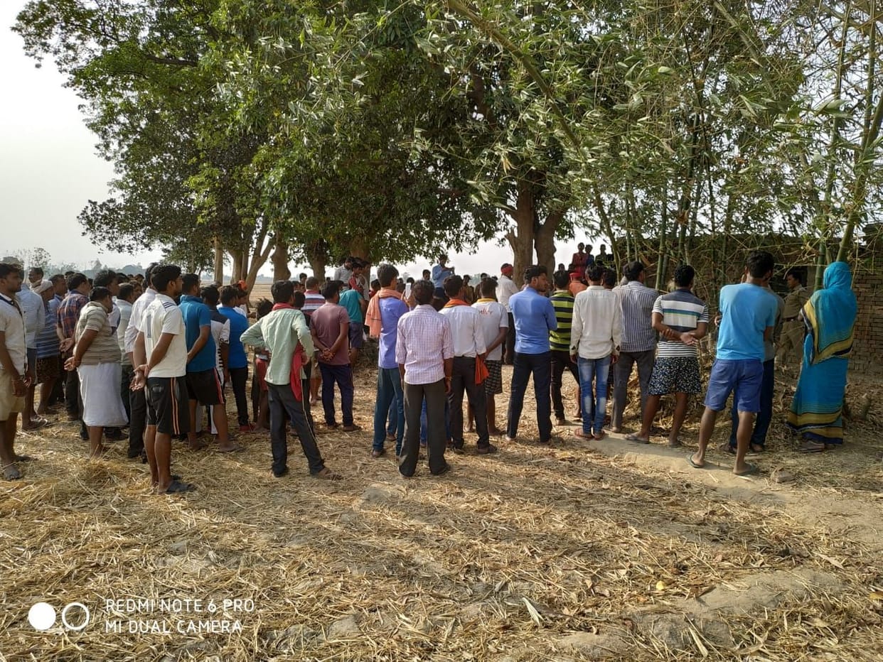 पेड़ पर लटकता मिला युवक का शव, हत्या की आशंका
