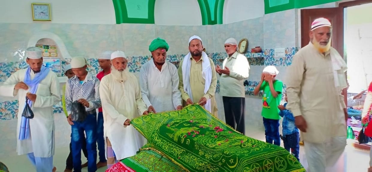 चादरपोशी कर अकीदतमंदों ने बाबा से मांगीं दुआ