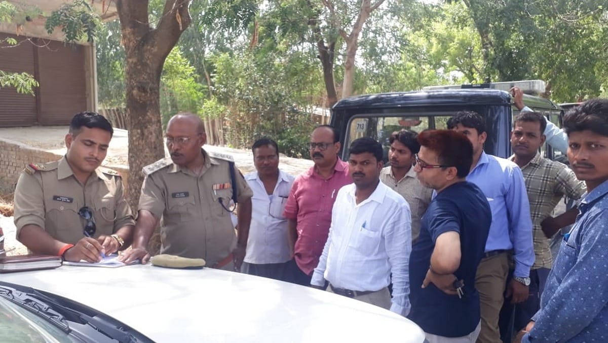 cash loot with electrician on gun point in azamgarh