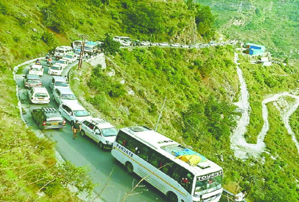 Petrol pump and Atm empty in badrinath dham and long traffic jam