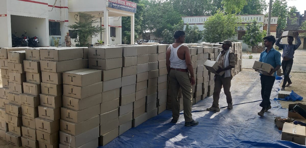 Police caught truck recovred English liquor in chandauli dist
