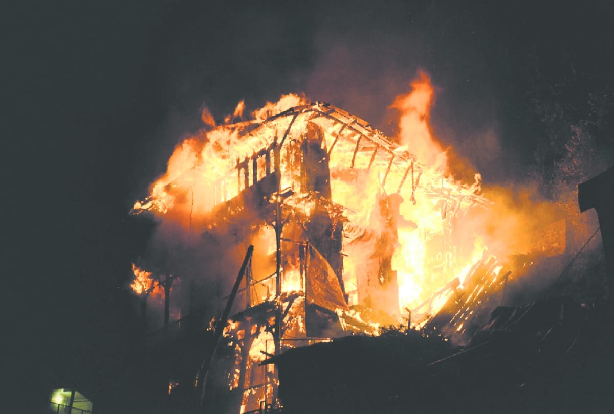 fire break out at pickup building in lucknow