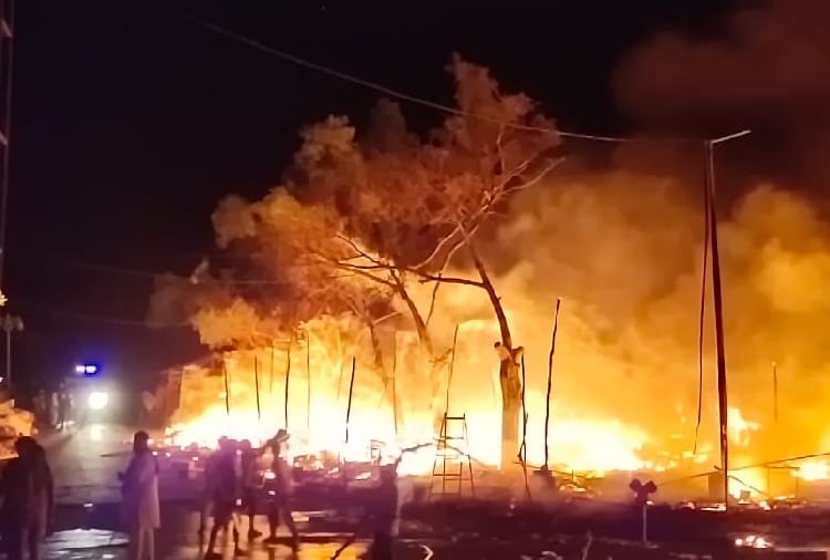 Fire broke out in market opposite of shri keshgarh sahib