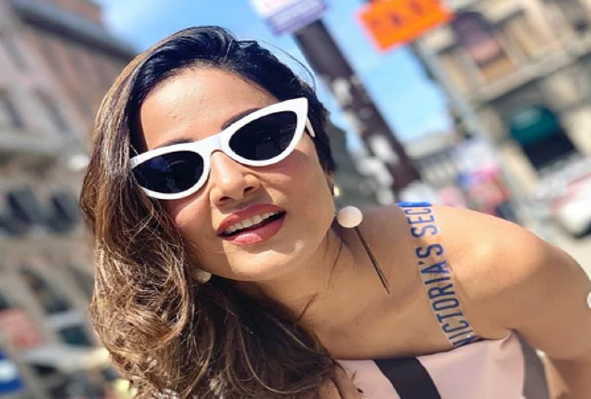 Hina Khan looks jaw droppin gorgeous on a magazine cover page