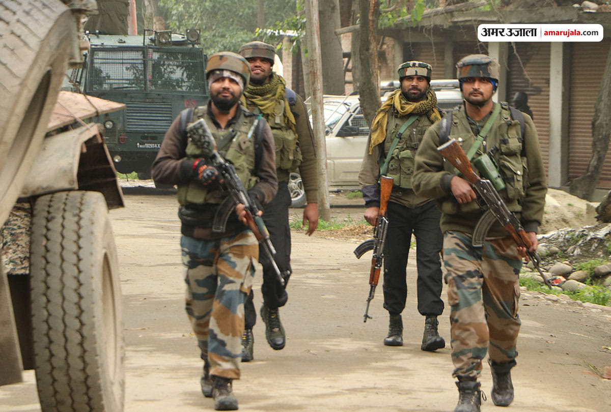 Satellite phone distributed to Officials, Mobile internet services partially suspended in Kashmir