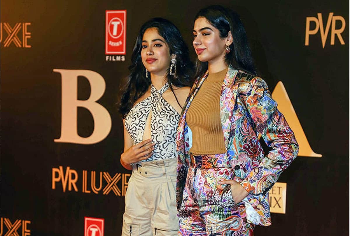 Jhanvi Kapoor Uncomfortable In Dress At Bharat Screening