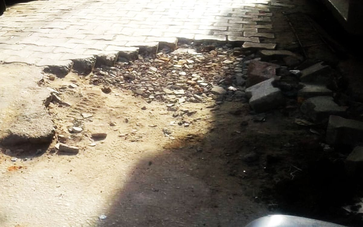 इंटरलॉकिंग सड़कों की मरम्मत न होने से हो रही दुर्घटनाएं