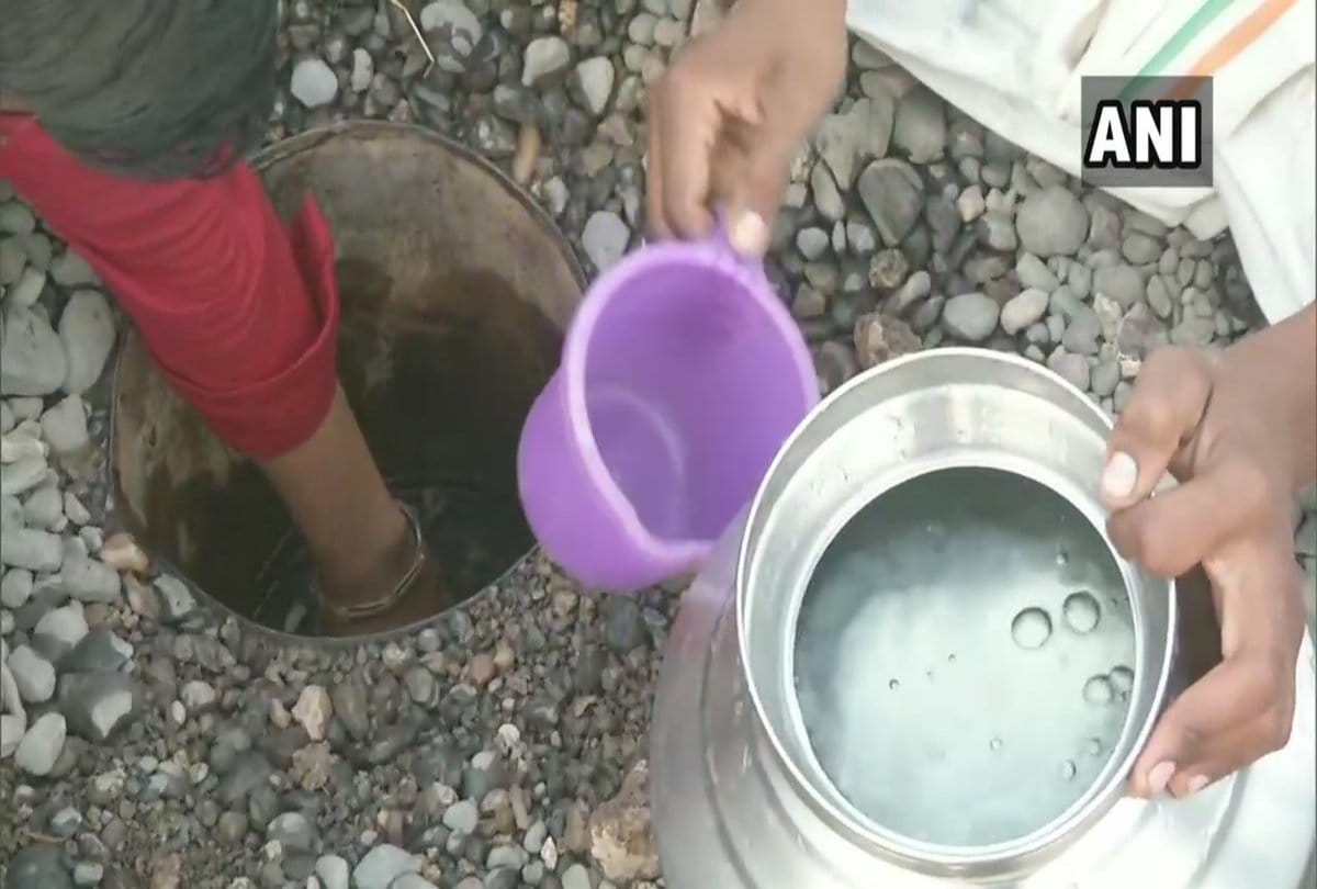 Summer creates worst situation in Maharashtra people consume pit water