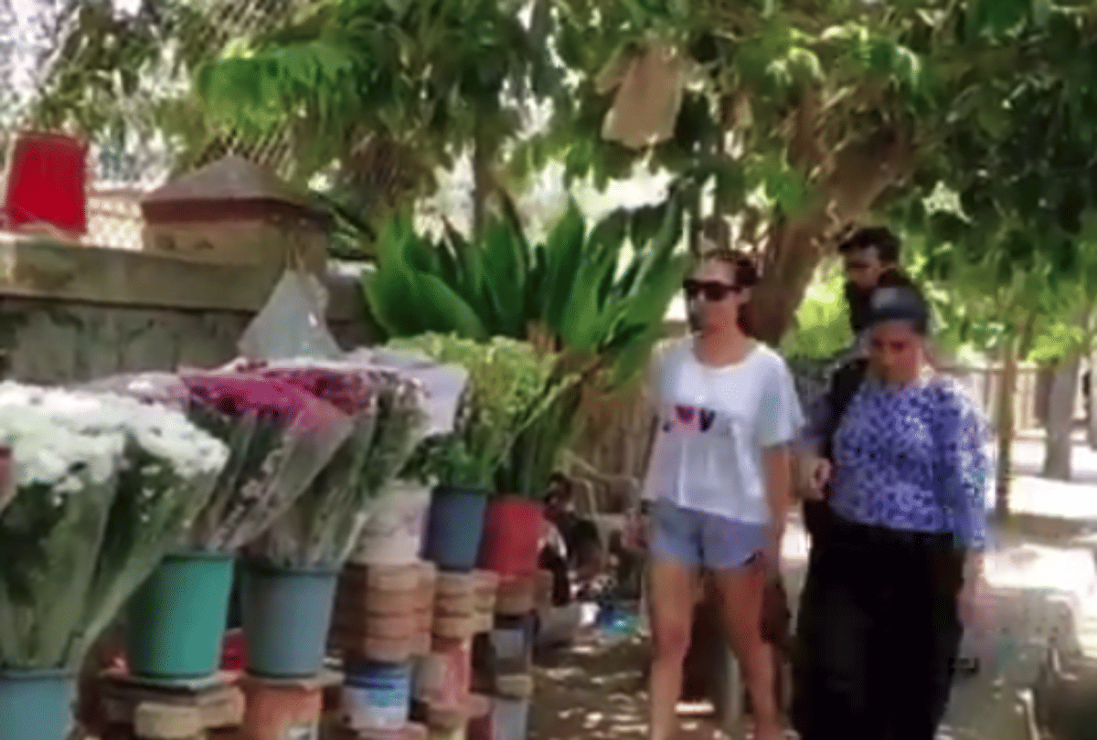 malaika arora buyed flower bouquet stall roadside